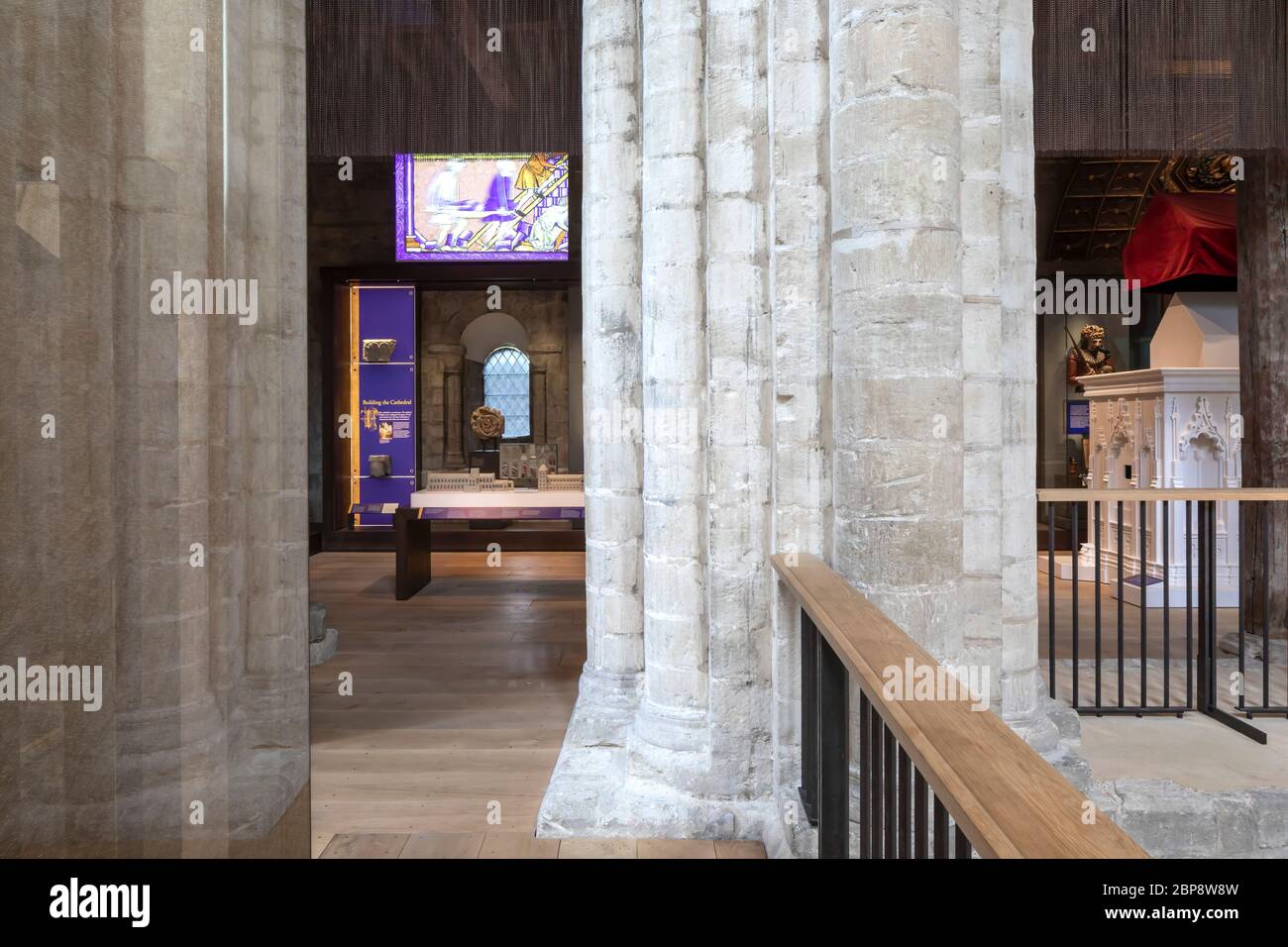 Vista dello spazio espositivo dalla galleria. Winchester Cathedral - Kings & Scribes Exhibition, Winchester, Regno Unito. Architetto: Nick Cox Architects A. Foto Stock