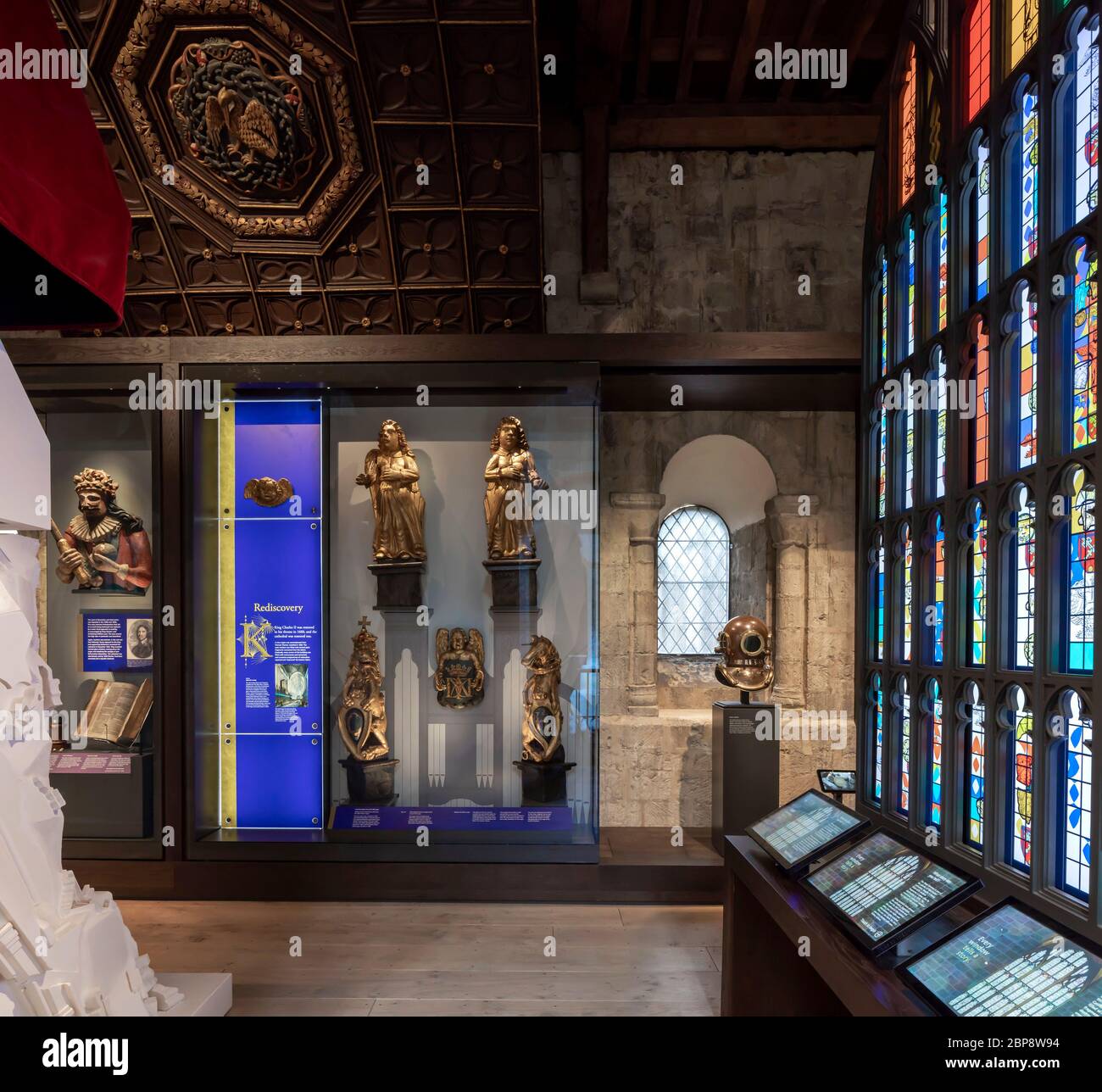 Mostra. Winchester Cathedral - Kings & Scribes Exhibition, Winchester, Regno Unito. Architetto: Nick Cox Architetti e metafora, 2019. Foto Stock