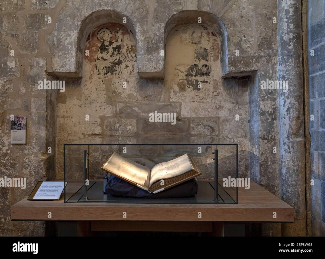 Winchester Bibbia con dipinti murali. Winchester Cathedral - Kings & Scribes Exhibition, Winchester, Regno Unito. Architetto: Nick Cox Architects An Foto Stock