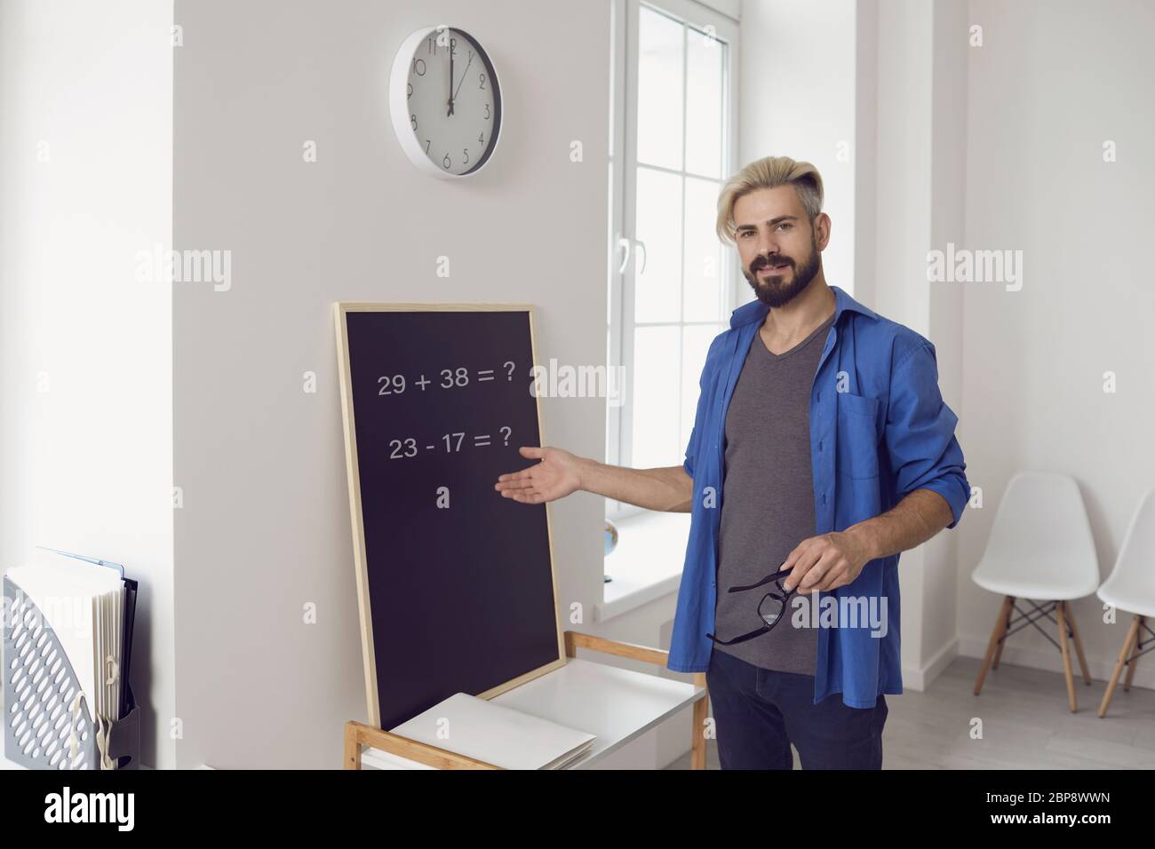 Formazione online. Insegnante maschile insegna a guardare la video chat video fotocamera lezione di chiamata alla lavagna in classe. Foto Stock