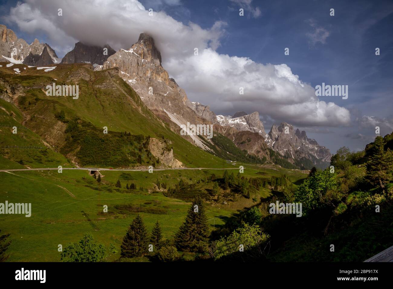 Sera d'estate montagna dolomitica picco nel passo di Rolle, Italia. Paesaggio di Passo Rolle montagna, Pale di San Martino Foto Stock