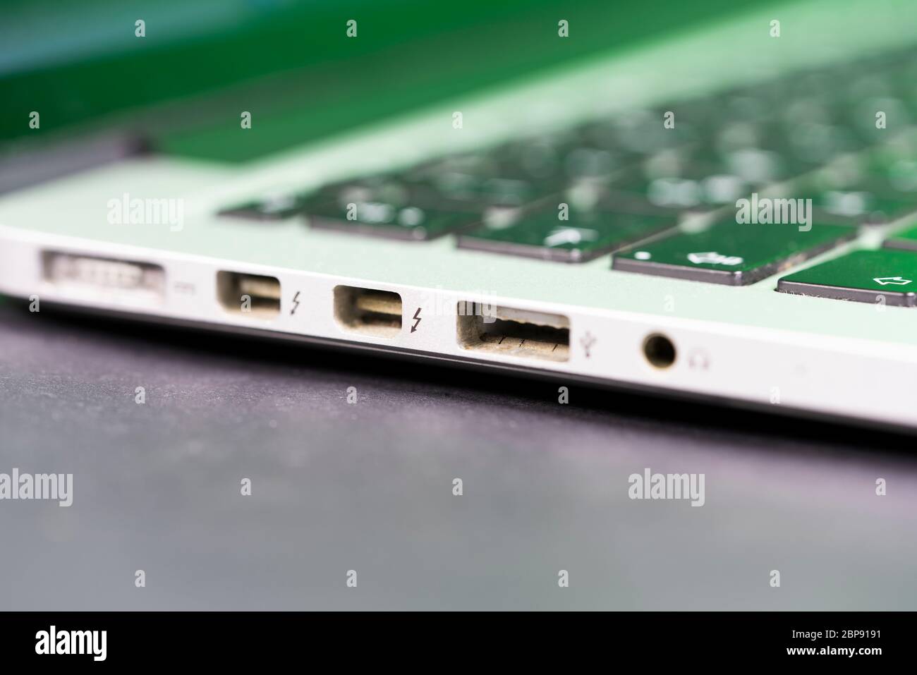 Primo piano vista laterale del computer portatile. Porta USB vecchia e sporca. Foto Stock