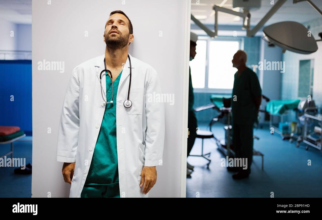 Chirurgo, medico dopo un intervento. Stanco, overlavored, persone, concetto di ospedale. Foto Stock
