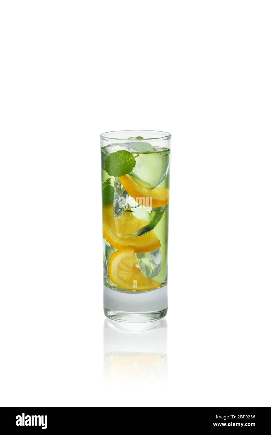 Cocktail di frutta fresca con paglia su sfondo bianco. Foto Stock