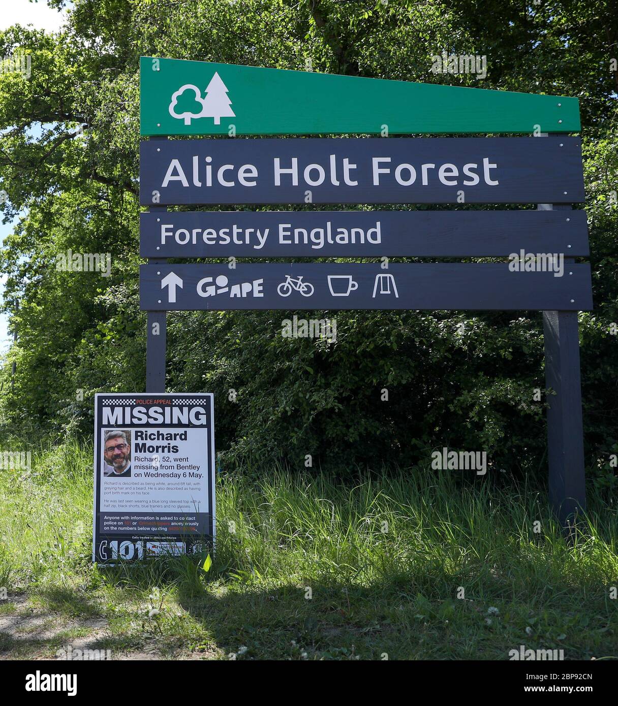 I manifesti che invocano informazioni sul diplomatico mancante Richard Morris sono stati messi in su alla foresta di Alice Holt vicino a Farnham. Il 52 anni non è stato visto da quando è andato per una corsa nella zona di Bentley, vicino a Farnham. Foto Stock