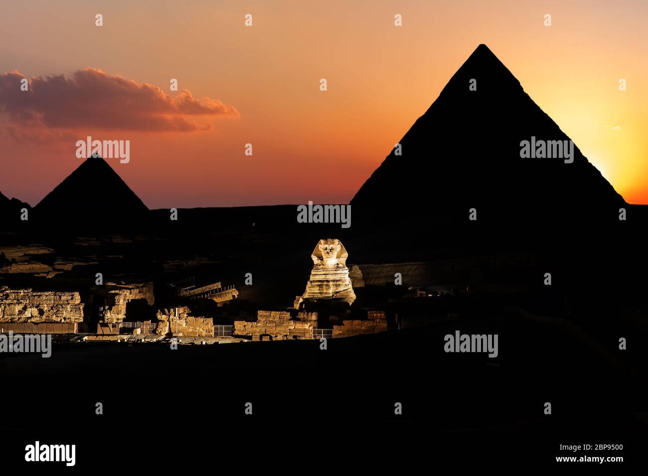 Piramidi e la Sfinge nel crepuscolo di Giza in Egitto. Foto Stock