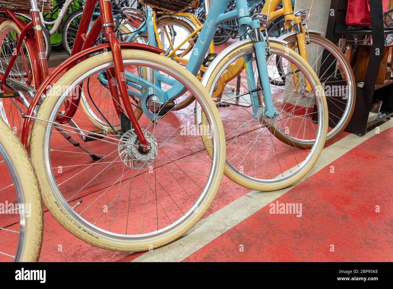 14 maggio 2020, Sassonia-Anhalt, Magdeburgo: Vista delle biciclette in stile vintage. Si trovano nel negozio 'Fahrrad Magdeburg'. Secondo l'amministratore delegato, le vendite di biciclette sono in forte espansione durante la crisi di Corona. Foto: Stephan Schulz/dpa-Zentralbild/ZB Foto Stock