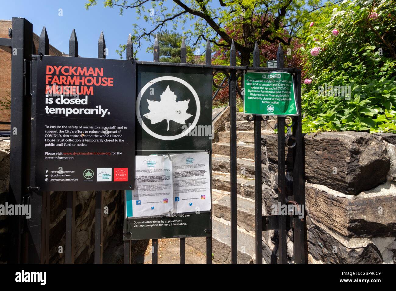 Cartello all'ingresso del Museo della Farmhouse Dyckman che dice che è chiuso a causa del coronavirus o della pandemia del covid-19 Foto Stock