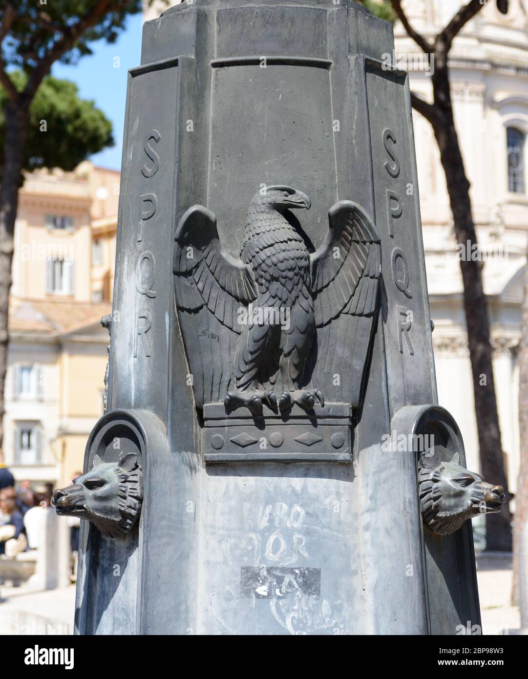 Un palo della luce con i simboli romani, l'aquila e il lupo, in Roma, Italia Foto Stock