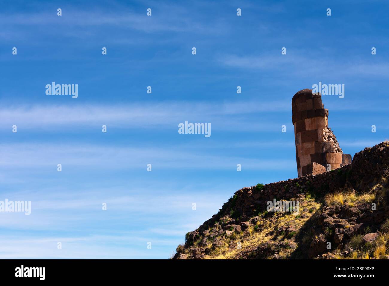 Antica tomba di popolazioni indigene chiamate Sillustani a Puno, Perù meridionale. Due Foto Stock