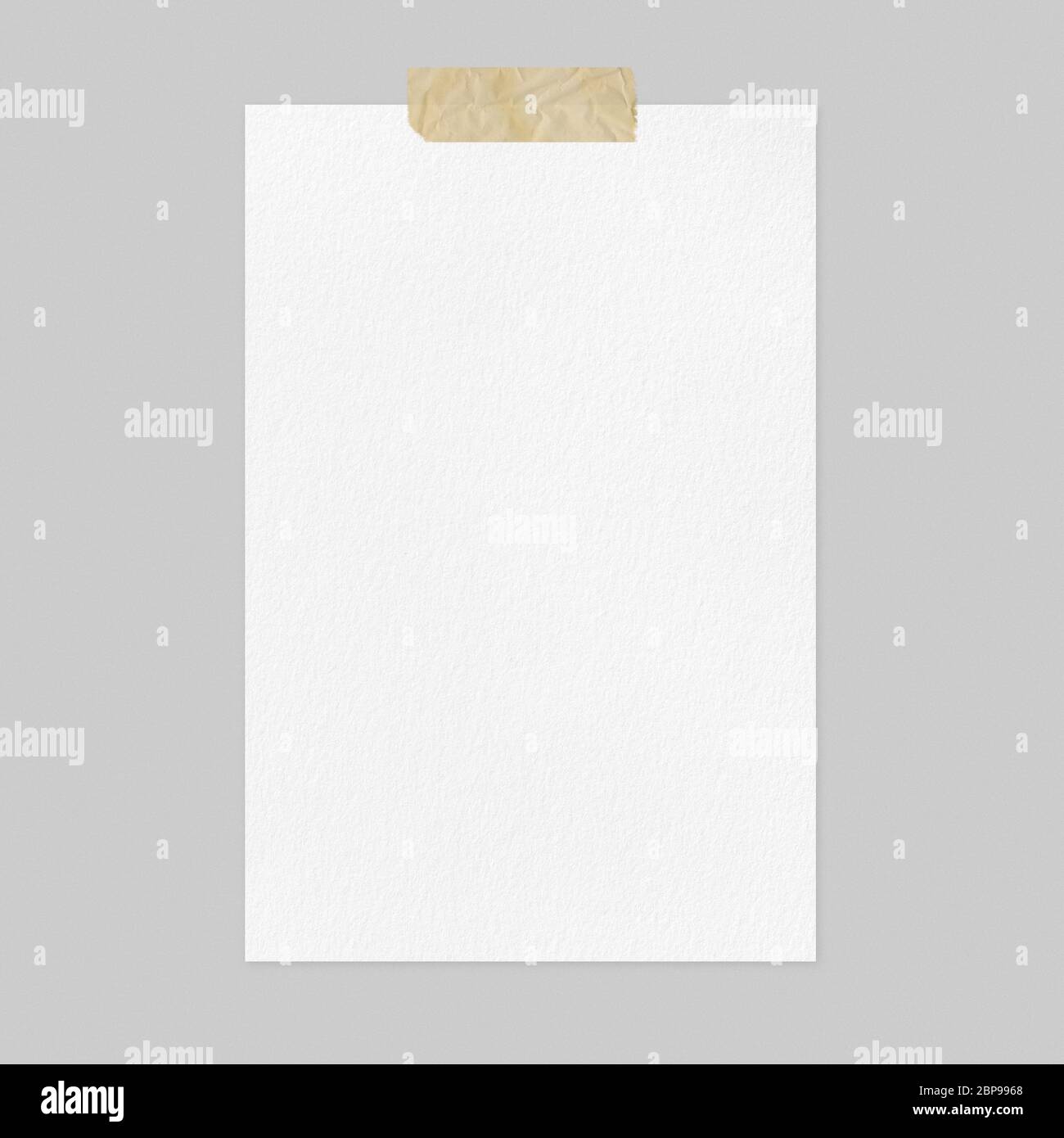 Blank foglio di carta bianco mockup su sfondo grigio chiaro, vista anteriore a4 poster mockup con nastro adesivo e spazio di copia Foto Stock