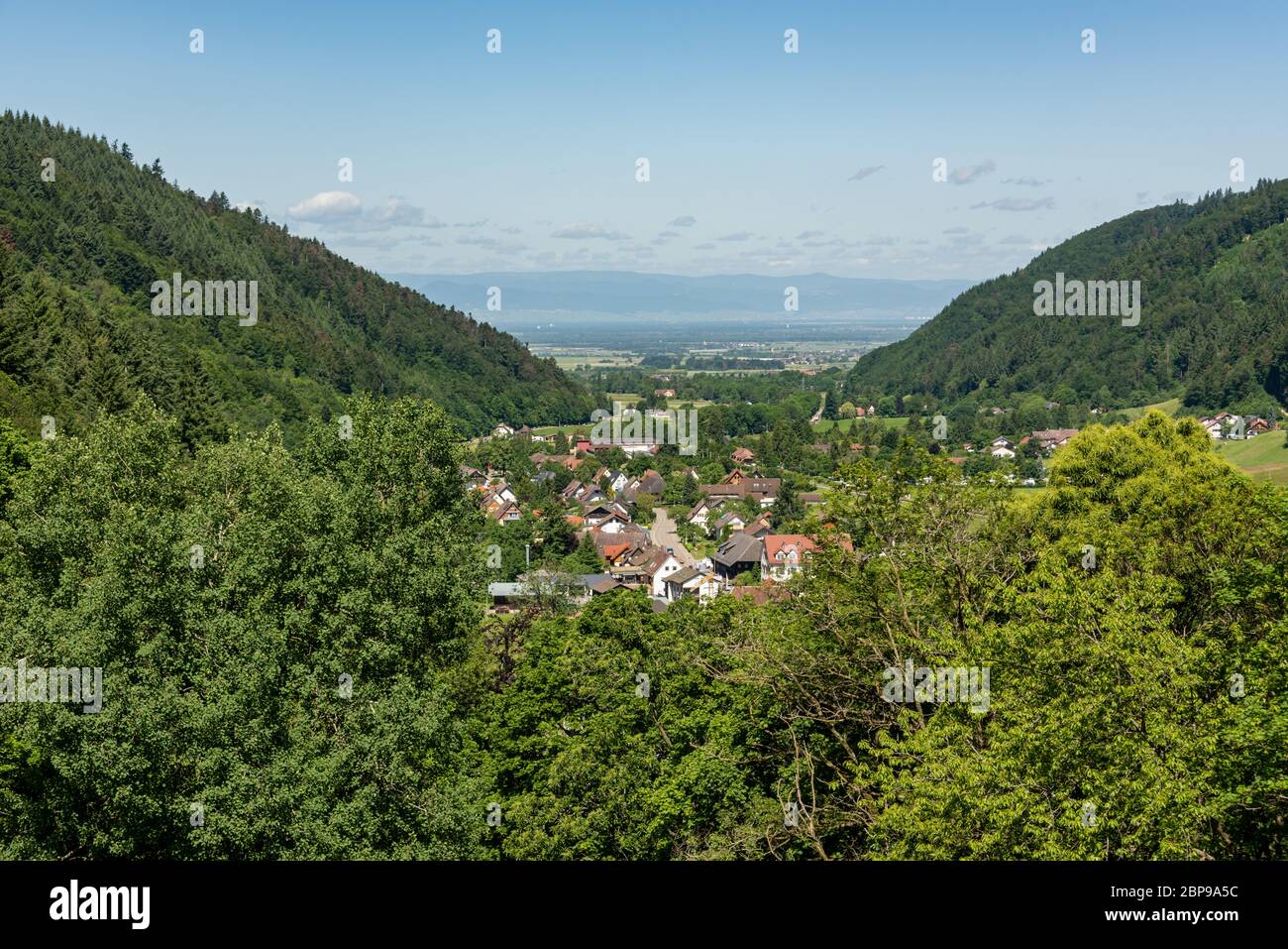 Visualizza in basso nella valle Muenstertal nella Foresta Nera e sullo sfondo le montagne Vosges Foto Stock