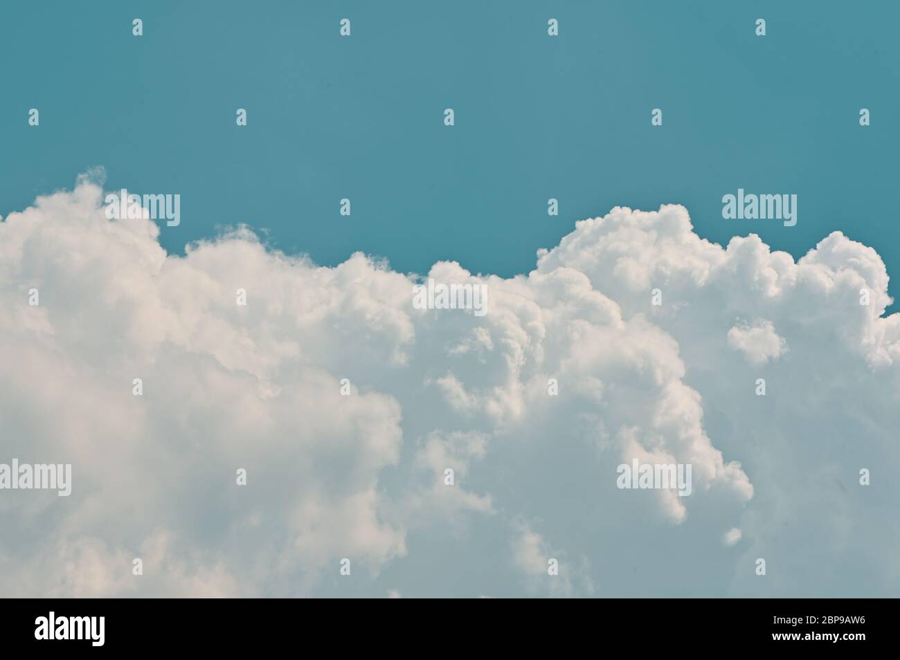 Retro Blue cielo nuvole natura sfondo, realistico Blue cielo nuvole Vintage tono Foto Stock