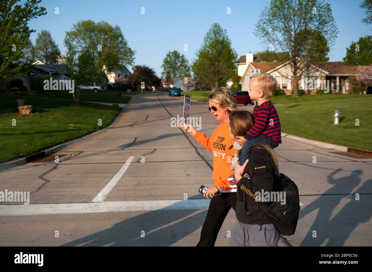 FERMATI A camminare SULL'EROINA, chiedendo la fine della dipendenza dagli oppioidi, a St. Peters, Missouri USA. Foto Stock