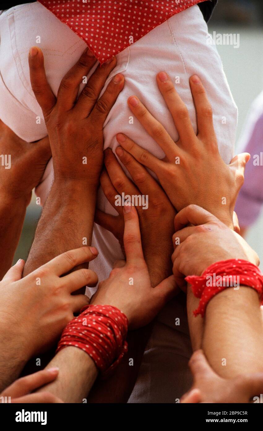 I Castellers costruiscono una torre umana al festival di Santa Ursula . Valls Tarragona provincia.Catalogna.Spagna. Foto Stock