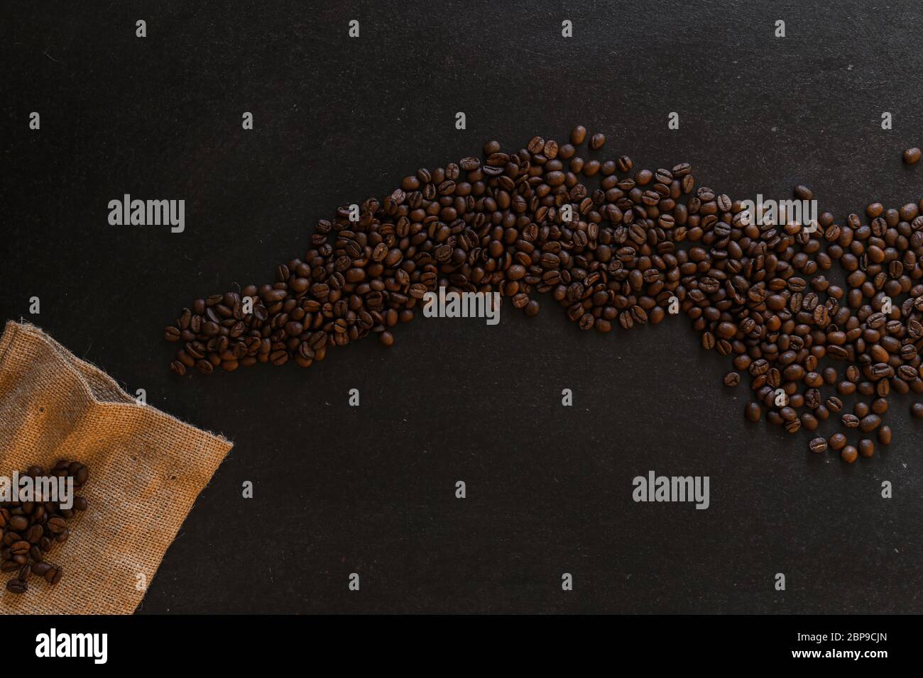 caffè in grani su ardesia rustico sfondo conzept Foto Stock