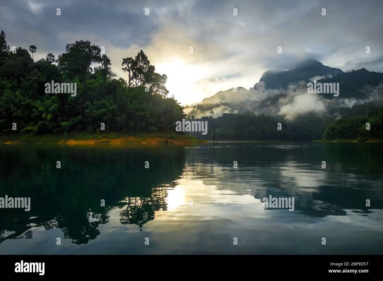 Sunrise sulla Lan Cheow Lago in Khao Sok National Park, Thailandia Foto Stock