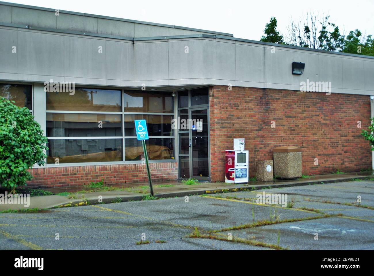 Chiuso il bar abbandonato fast food ristorante che chiuso per mancanza di lavoro Foto Stock