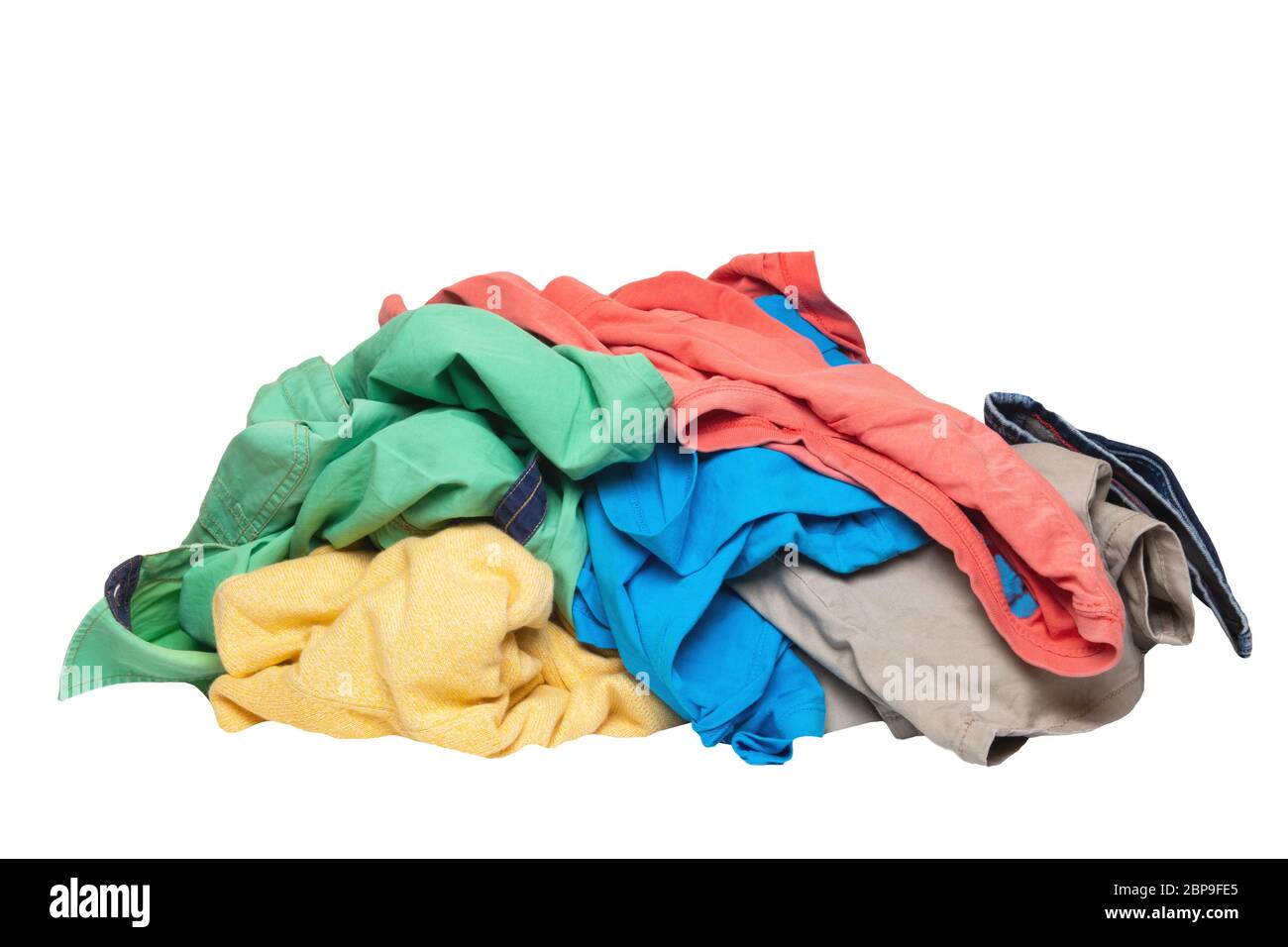 Mucchio di vestiti isolato. Pila di colorati panni sporchi pronto per il  servizio lavanderia isolato su uno sfondo bianco Foto stock - Alamy