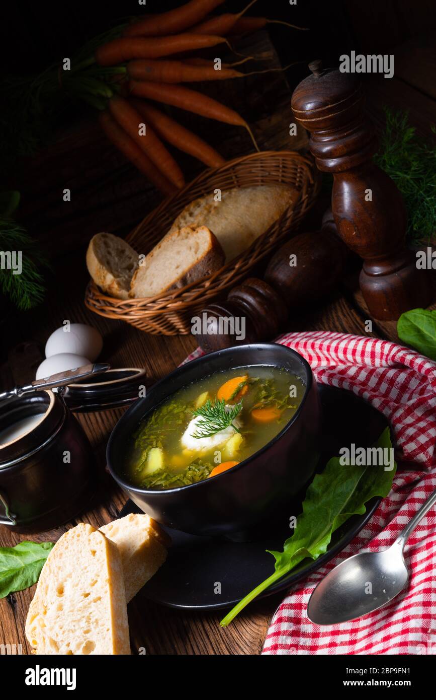 Rustikal Sorrel minestra di patate e crema di latte Foto Stock