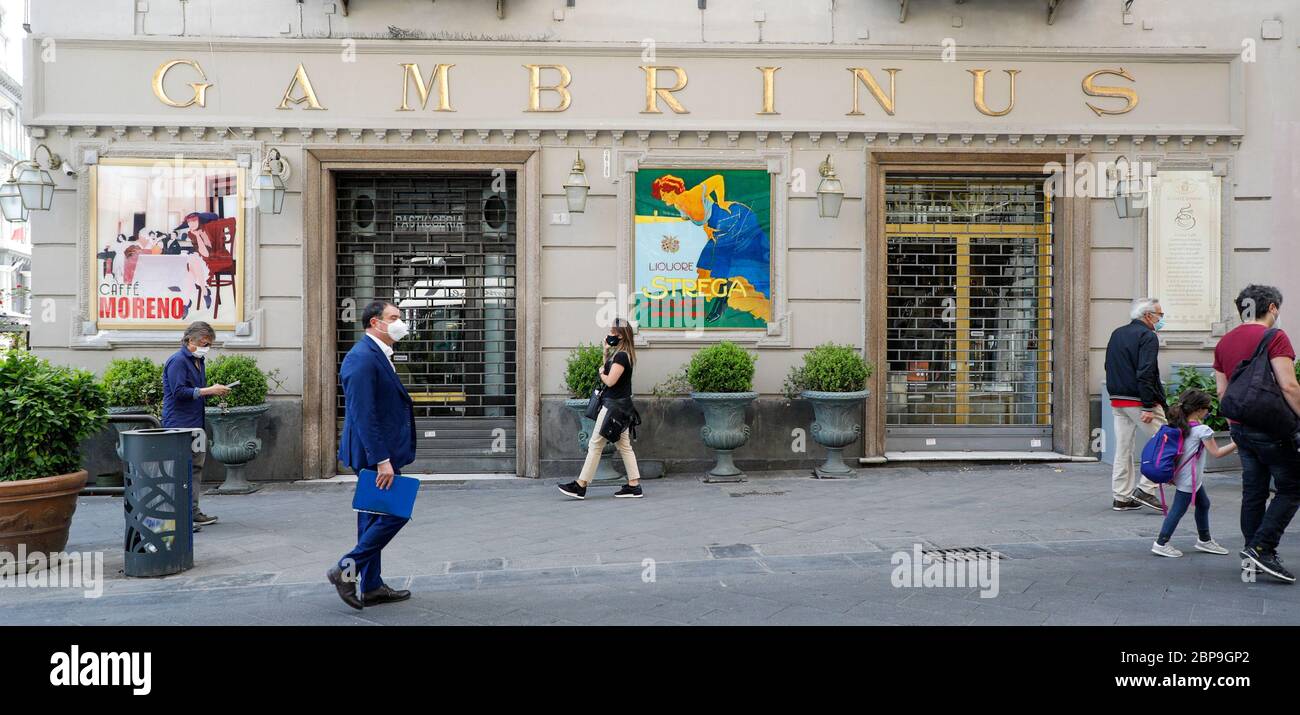 Napoli, CAMPANIA, ITALIA. 18 maggio 2020. 18/05/2020 Napoli, riaprono i negozizi dopo due mesi di chiusura per la pandemia al Covid-19.in la foto lo storico Bar Gambrinus ancora chiuso perché non può aprirsi a causa della mancanza di turisti credito: Fabio Sasso/ZUMA Wire/Alamy Live News Foto Stock