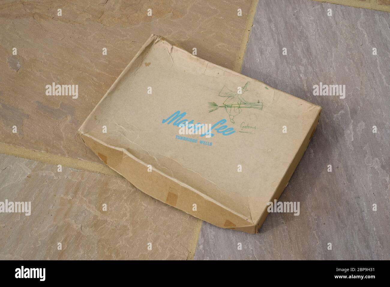 Una vecchia scatola di cartone chiusa degli anni '60 da Mary Lee, un grande magazzino a Tunbridge Wells, Kent, Regno Unito. Foto Stock
