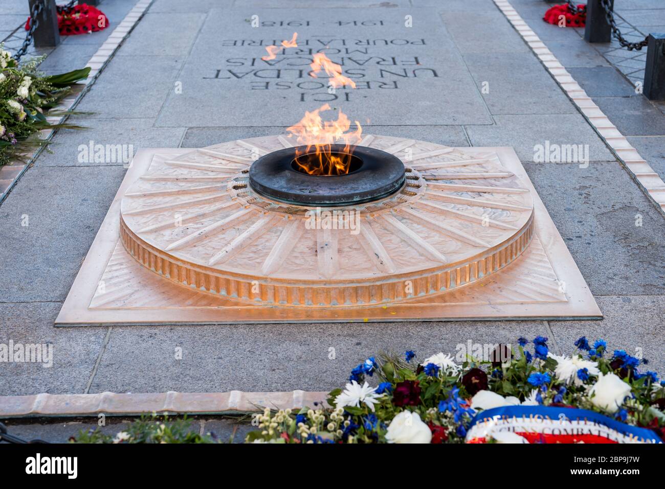 La fiamma del milite ignoto sotto l'Arc de Triomphe a Parigi, Francia Foto Stock