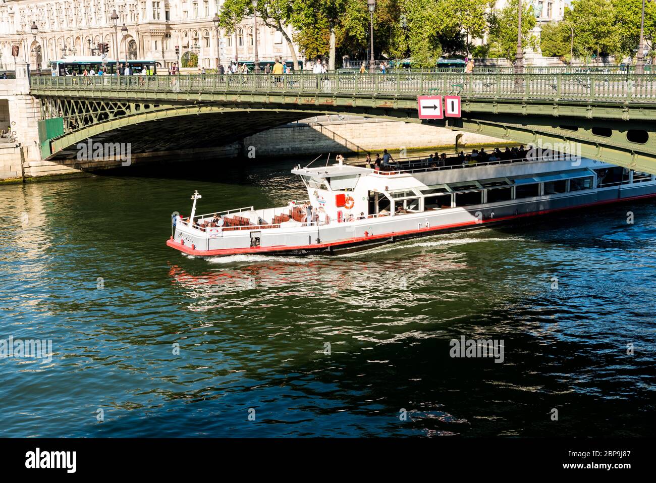 La nave di crociera vela sul fiume Senna in una giornata di sole a Parigi, Francia. Foto Stock