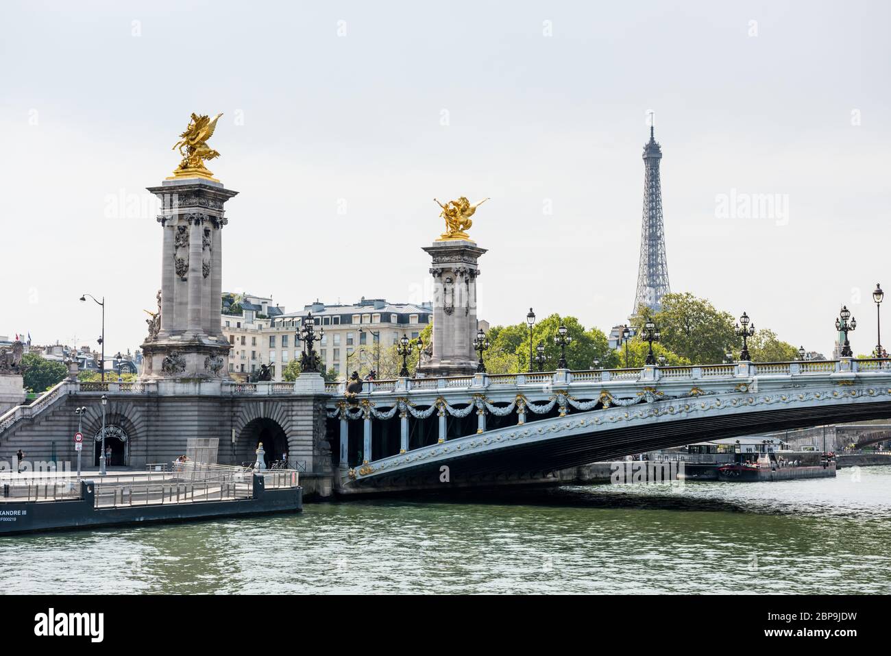 Il Pont Alexandre III ponte sulla Senna e Petit Palais sul fiume, Parigi, Francia. Foto Stock