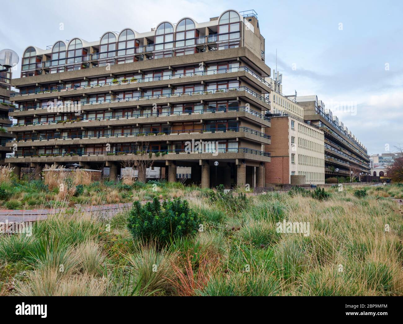 Londra, Regno Unito: 2 dicembre 2017: La tenuta Barbican è un esempio importante di architettura brutalista britannica. Originariamente fu costruito come casa in affitto per m. Foto Stock