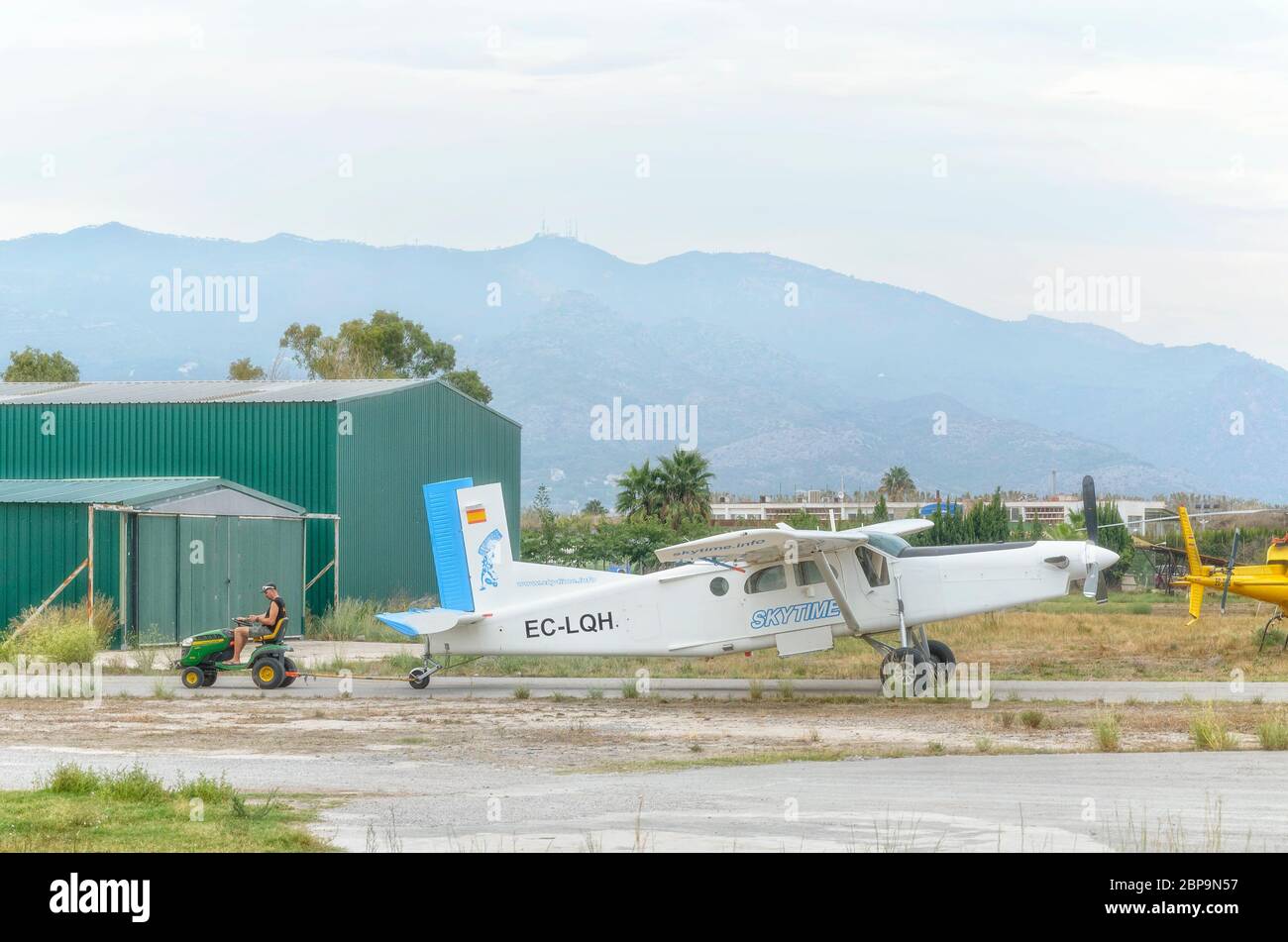 Piccolo aereo, - Pilatus PC-6 / B2-H4 Turbo Porter -, è trainato da un trattore verso l'hangar di Castellon de la Plana (Spagna). Foto Stock