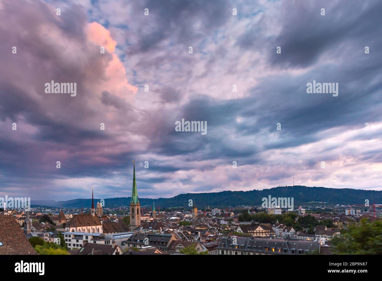 Vista aerea dei tetti e delle torri della chiesa nella città vecchia di Zurigo, la più grande città della Svizzera al tramonto. Foto Stock