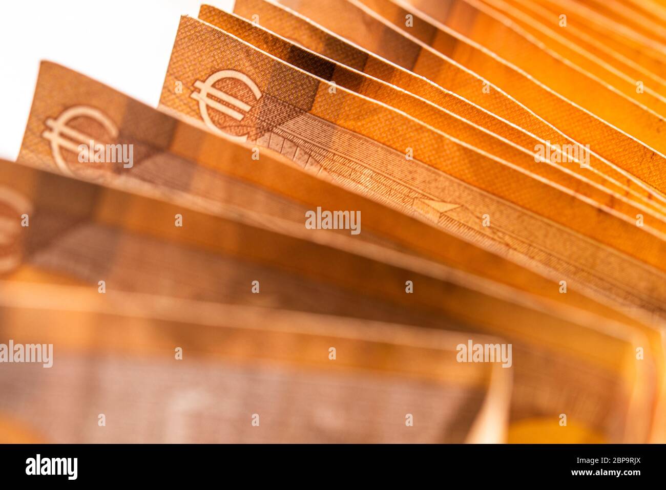 Primo piano di Neat Stack of Orange European Foreign Currency Paper Bills. Foto Stock