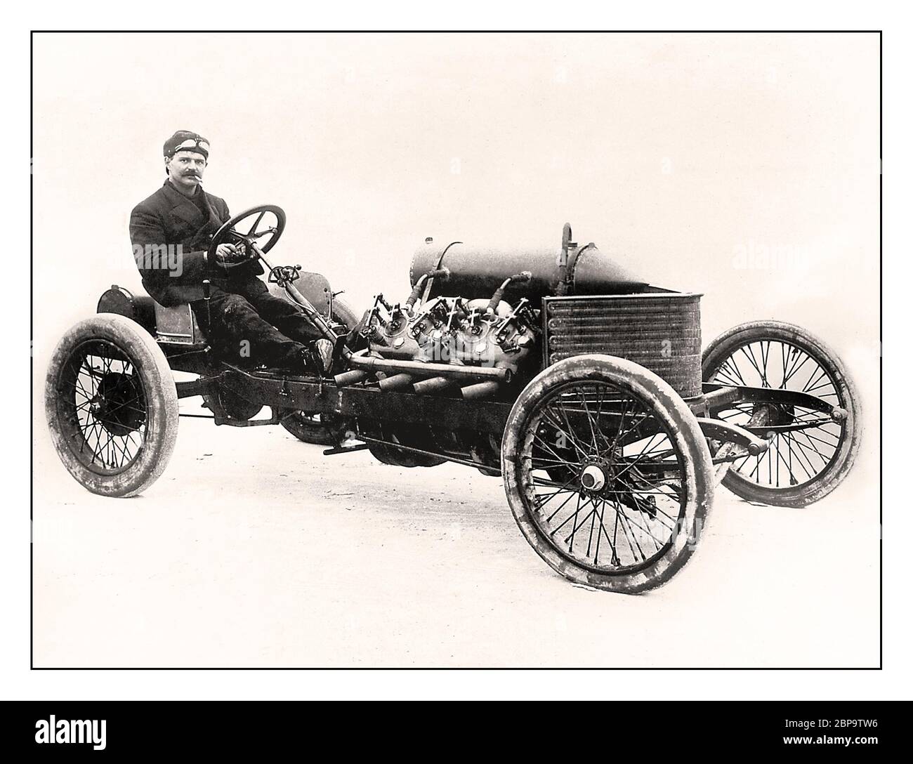 Archivio del 1900 Darracq 200 HP Sprint, Louis-Joseph ChevroletI nel 1906, Louis Chevrolet ha stabilito un record mondiale di velocità terrestre di 117.64 km/h a Ormond Beach, Florida, al volante di un pilota italiano Darracq alimentato da un imponente motore V-8. Fino al 20 maggio 1905, il recente immigrato svizzero Louis Chevrolet fu solo un altro autista di New York. Dato l’occasione quel giorno di guidare una Fiat sottoalimentata in un evento cronometrato presso il vecchio ippodromo di Morris Park, ha infranto il record mondiale di un miglio a corso chiuso del grande Barney Oldfield. La leggenda è iniziata in quel momento. Foto Stock