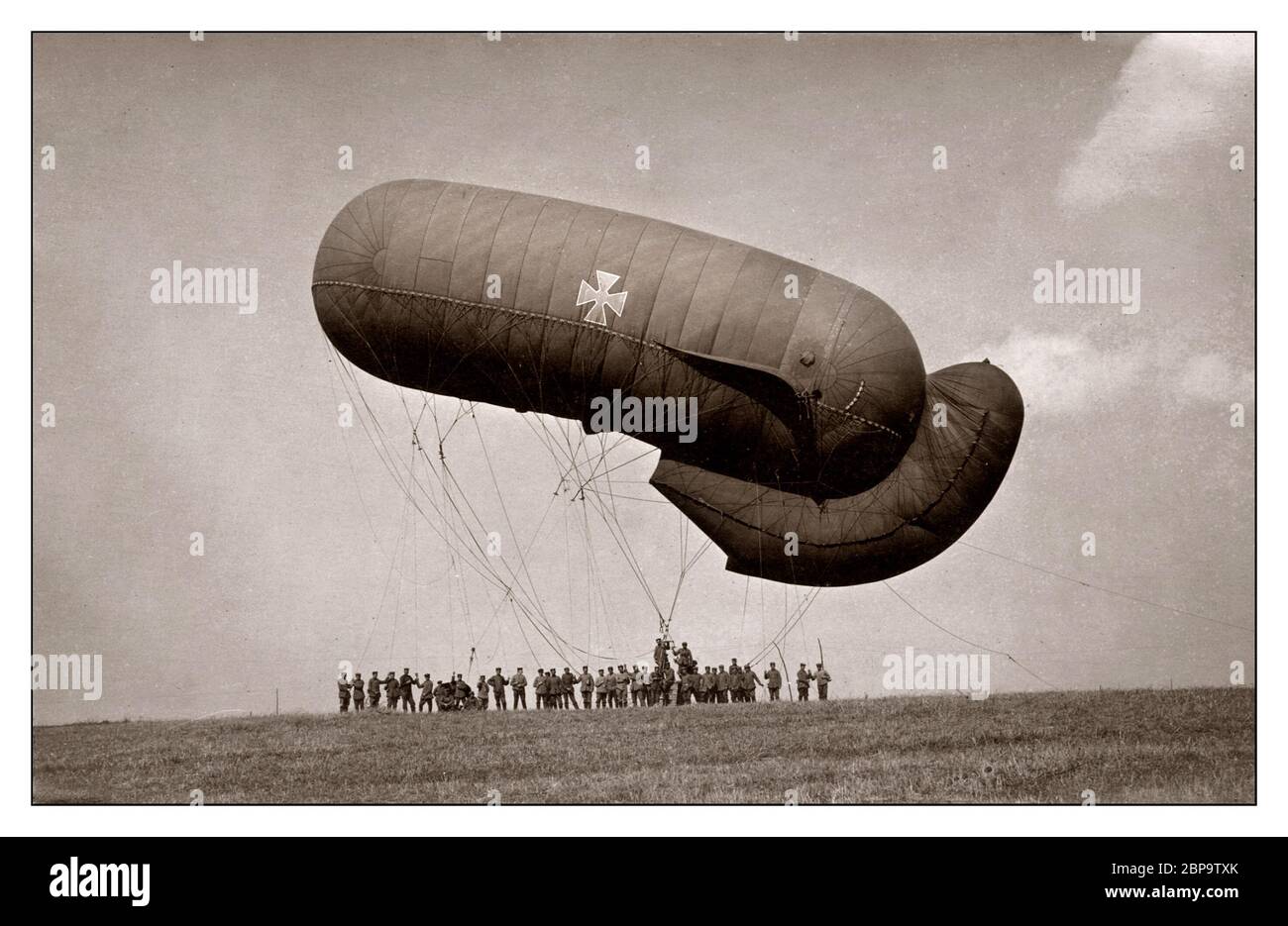 Mongolfiera tedesca Parseval-Siegsfeld della prima Guerra Mondiale a Équancourt Francia (settembre 1916). La coda posteriore si riempie automaticamente di aria attraverso un'apertura rivolta verso il vento. Prima guerra mondiale Foto Stock