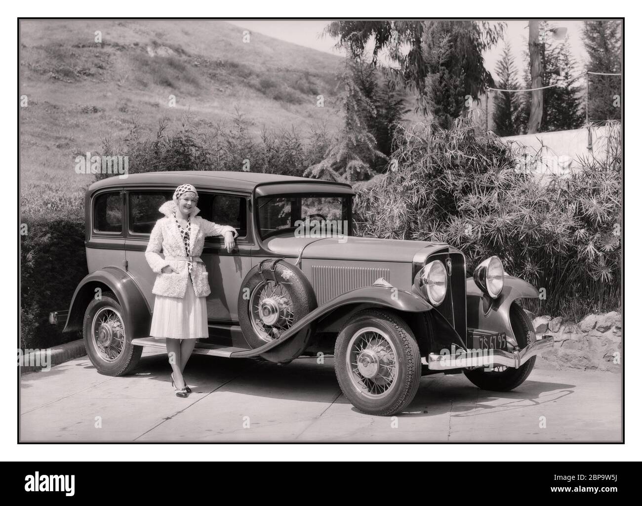 Vintage 1920 Studebaker Commander Eight Regal Sedan con la star americana del cinema Corliss Palmer. Corliss Palmer era un'attrice e un modello americano di film silent. È stata per la prima volta all'attenzione del pubblico dopo aver vinto il concorso Fame and Fortune di Motion Picture Magazine nel 1920, sul quale è stata considerata la "più bella ragazza d'America". Sarebbe poi apparso in un totale di sedici film tra il 1922 e il 1931. Foto Stock