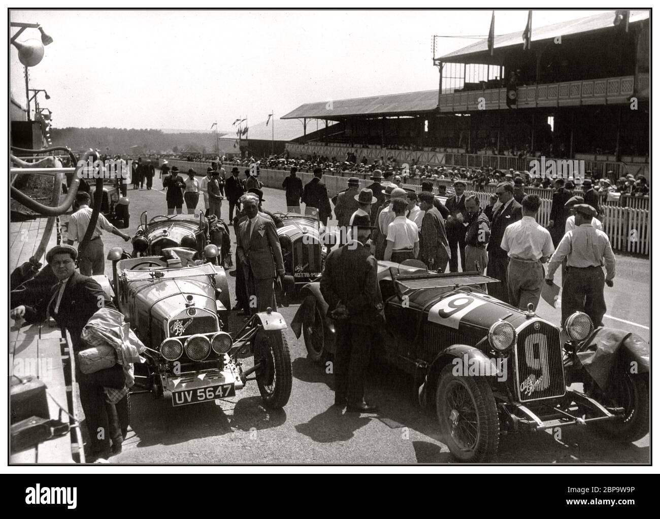 Vintage le Mans Grid 1932 con le vetture del team Alfa Romeo fuori dal proprio garage di rifornimento alla 1932 24 ore di le Mans la decima gara di 24 ore a le Mans, il 10th Grand Prix d' Endurance les 24 Heures du Mans, si è svolto dal 18 giugno 19, 1932 tenuto al circuito des 24 Heures di le Mans. Francia Foto Stock