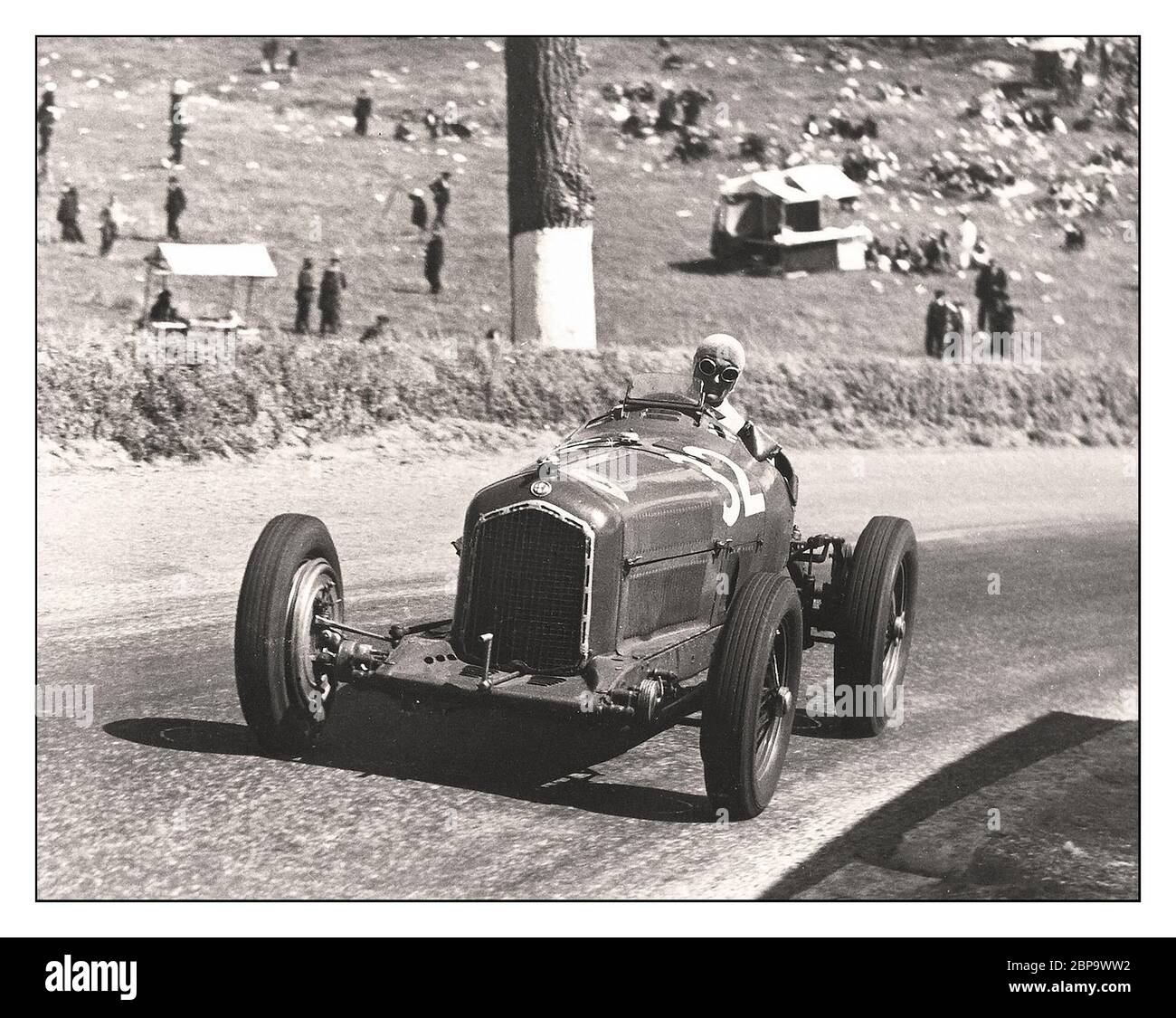 Nuvolari di MONZA Archive 1930 l'Alfa Romeo tipo B vincitrice ha fatto il suo debutto vittorioso il 5 giugno 1932 al Gran Premio d'Italia a Monza. Con Tazio Nuvolari e Rudolfо Caracciola al volante, l'azienda italiana dominò per tutta la stagione, vincendo anche il Gran Premio di Francia e Germania. Foto Stock