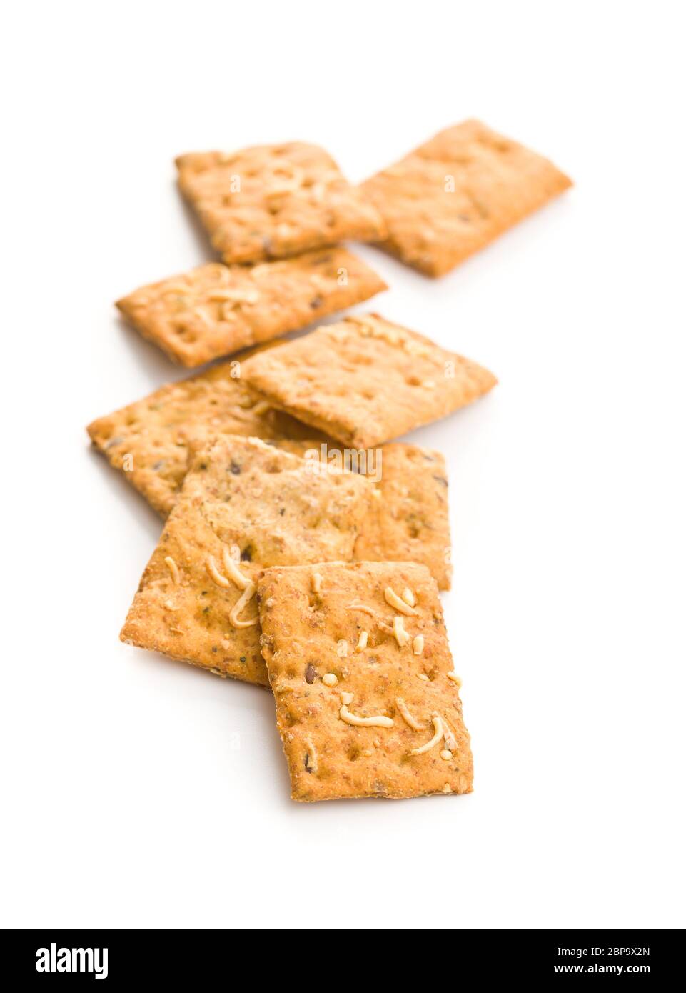 Salate cracker croccanti isolati su sfondo bianco. Foto Stock