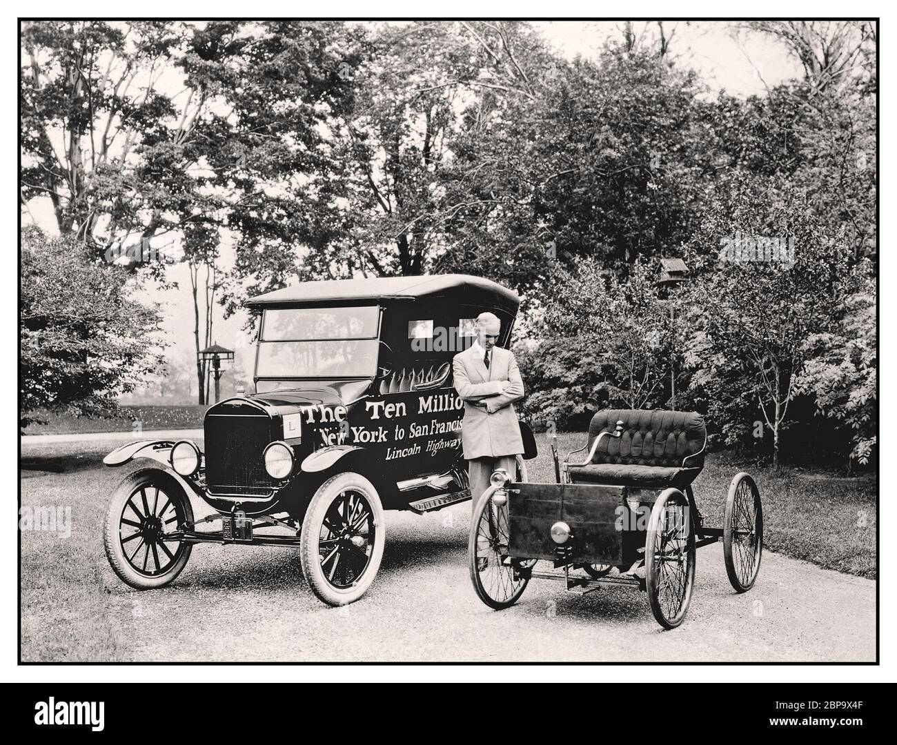 Archivio 1924 Henry Ford con la decimillionesima Ford Model T e il suo Quadricycle originale del 1896, Henry Ford un industriale visionario con un occhio per la promozione, ha inviato questo modello T Ford in un viaggio di prova da New York a San Francisco per pubblicizzare la sua auto. Il viaggio è stato un enorme successo. Foto Stock