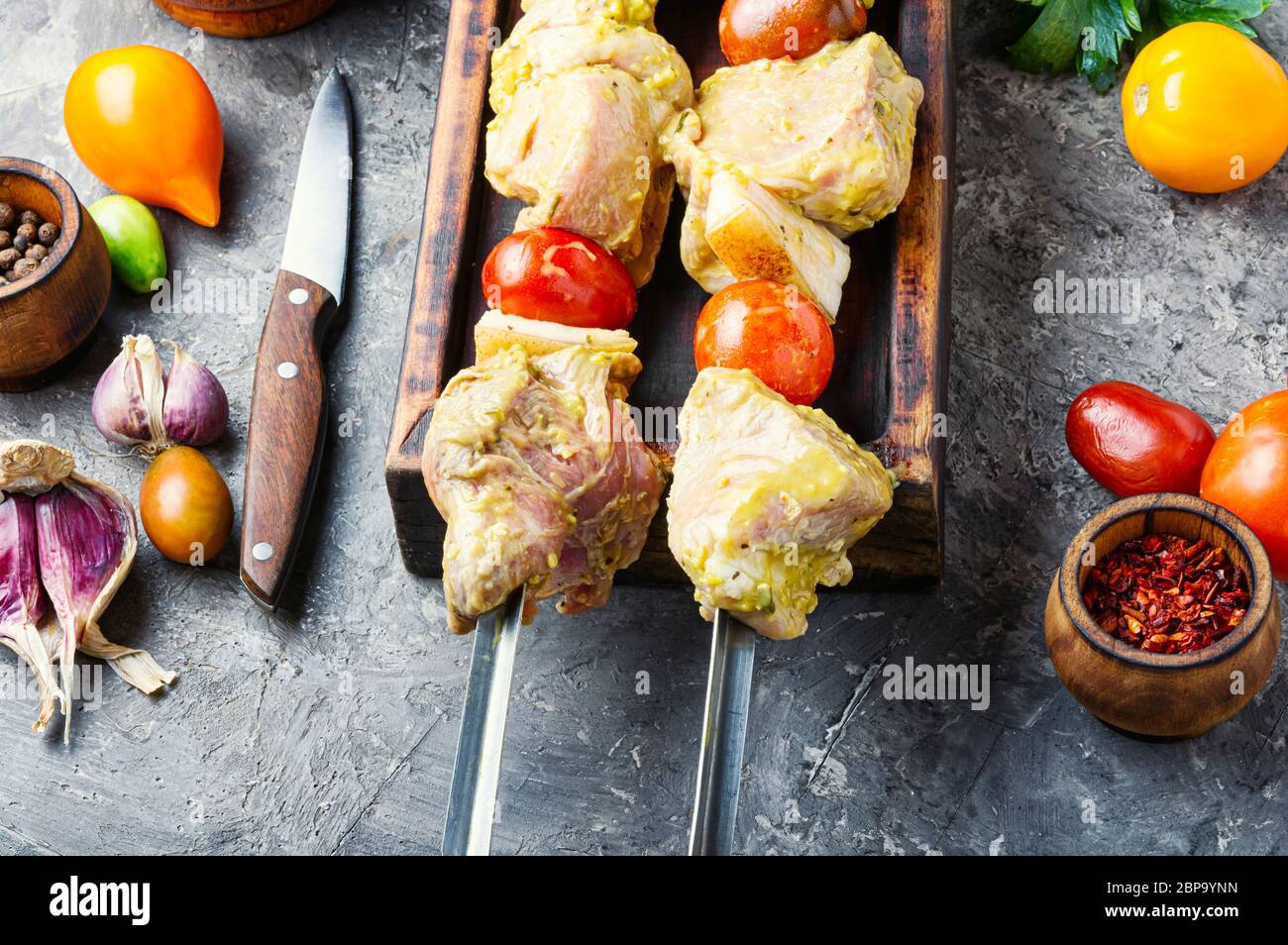 Fare spiedini di carne-carne cruda su spiedini.la carne cruda viene cotto per shish kebab Foto Stock