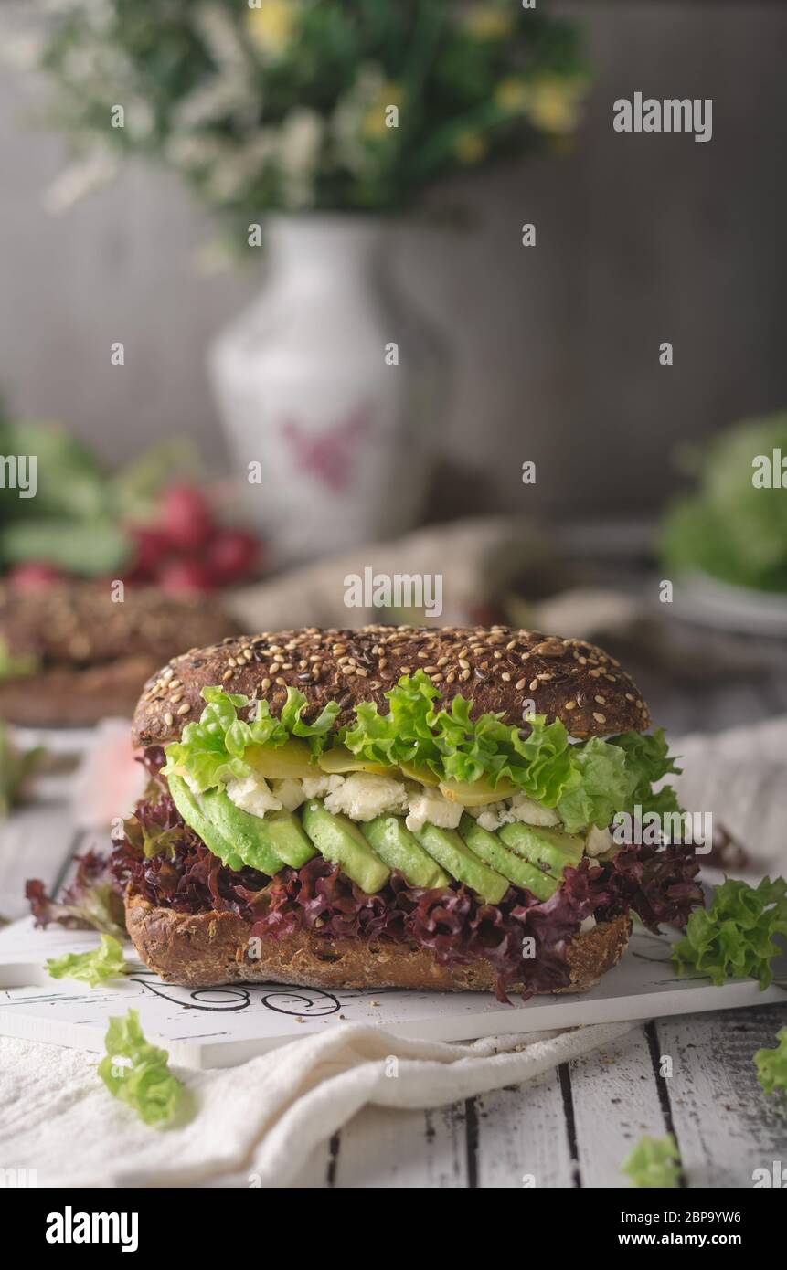 In casa insalata di avocado, sandwich di pane integrale, cibo fotografia Foto Stock