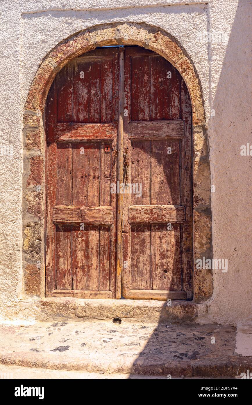 Meravigliosa vecchia porta testurizzata e intemperie a Thira, Santorini Foto Stock