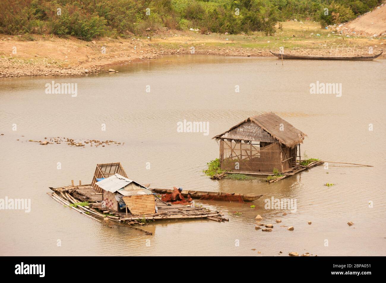 Piatto di pesca galleggiante e casa sul fiume Mekong, Cambogia centrale, Sud-est asiatico Foto Stock