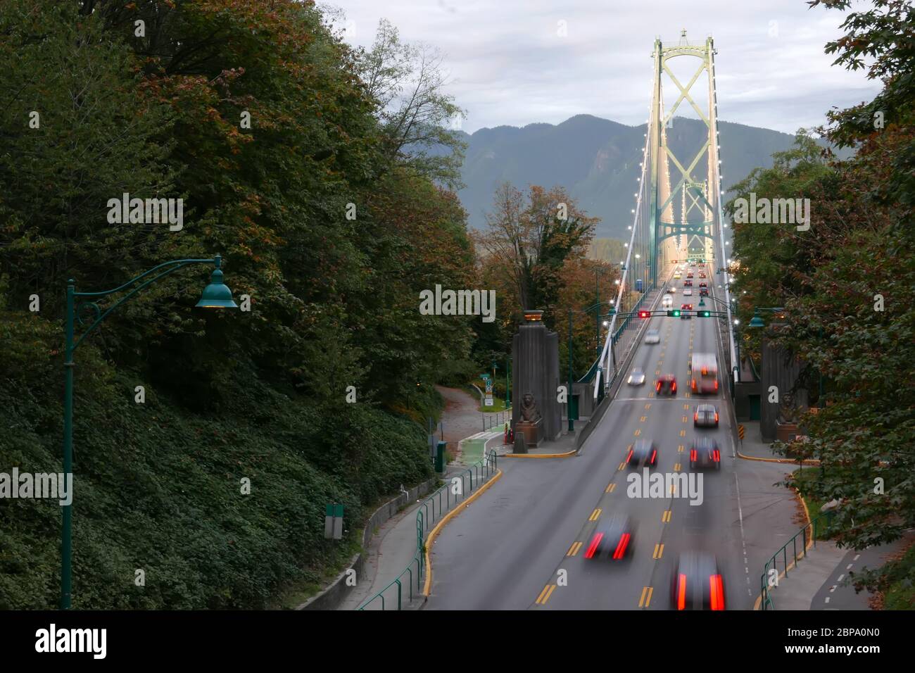 La sfocatura movimento di guida auto sul Ponte Lions Gate a Stanley Park a Vancouver BC Canada Foto Stock