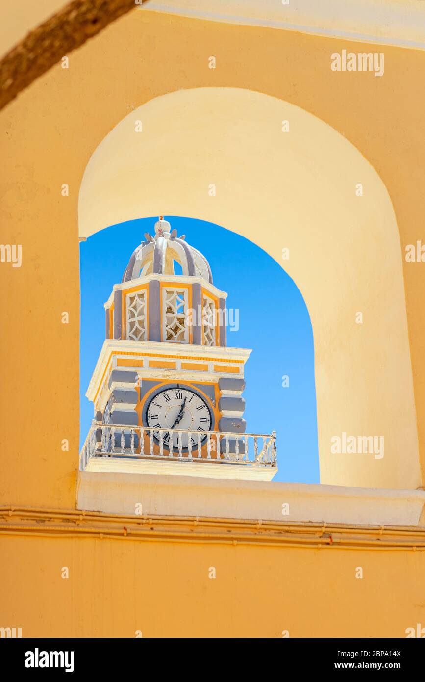 Particolare della torre dell'orologio, parte della Cattedrale di San Giovanni Battista a Fira, Santorini Foto Stock