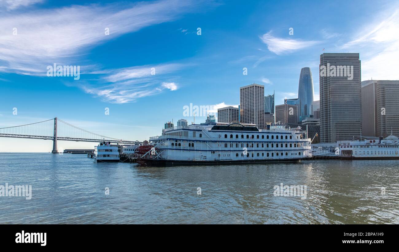 San Francisco, l'Embarcadero, centro, vista dal molo, panorama con una nave da crociera Foto Stock