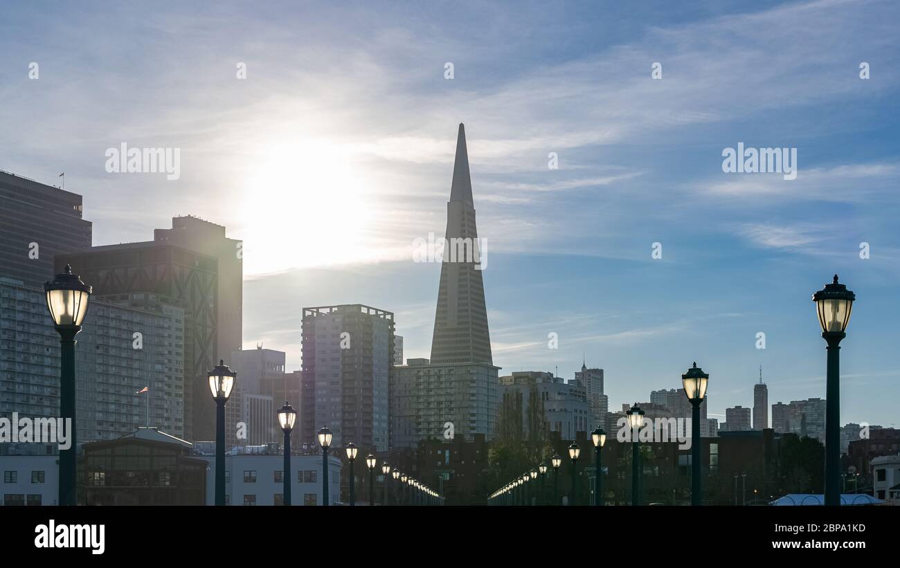 San Francisco, l'Embarcadero, centro al tramonto, vista dal molo, panorama Foto Stock