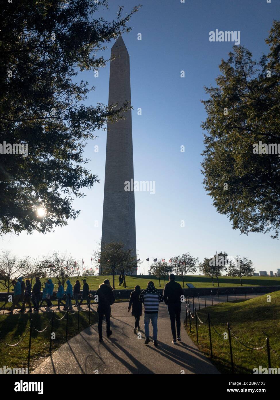 I visitatori in una giornata di autunno, vicino al Washington Memorial, Washington, D.C., USA Foto Stock