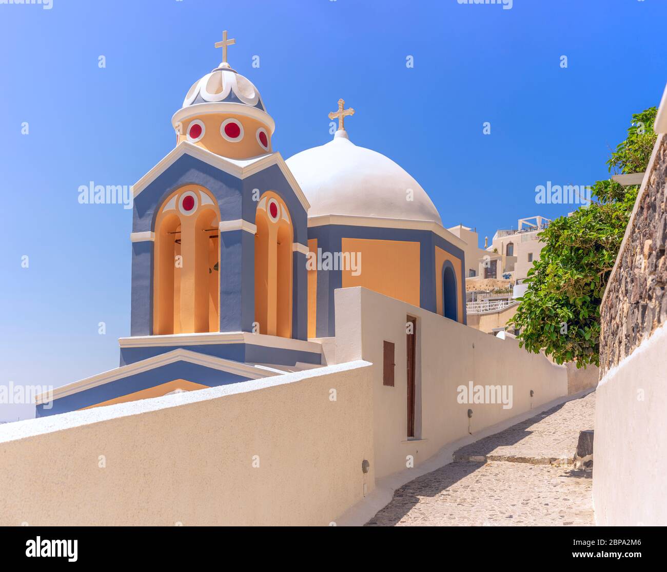 La Chiesa cattolica splendidamente dipinta Agios Stylianos a Firastefani, sull'isola greca di Santorini Caldera Foto Stock